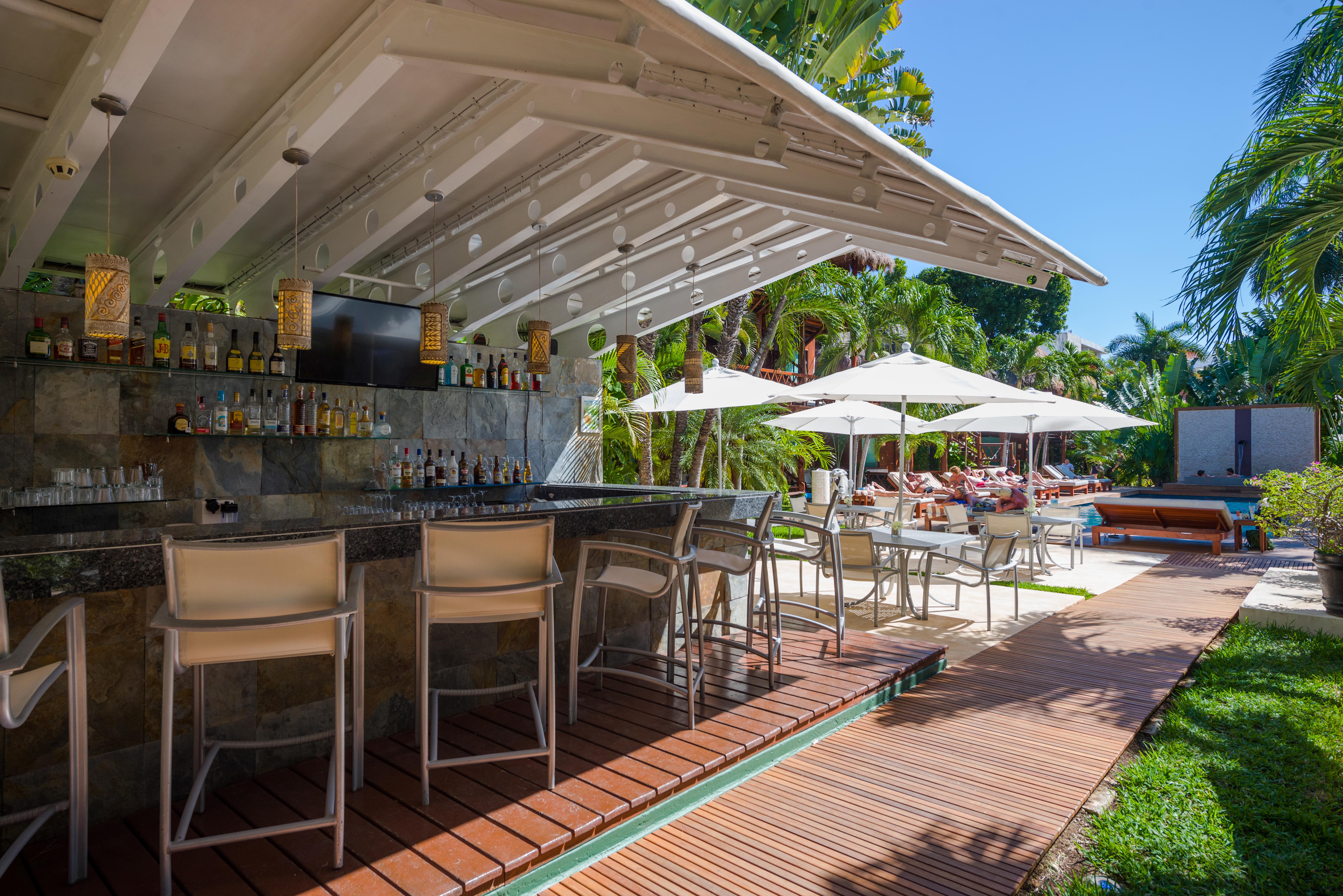 Magic Blue Spa Boutique Hotel Adults Only بلايا ديل كارمن المظهر الخارجي الصورة The pool bar at the Eden Roc Miami Beach
