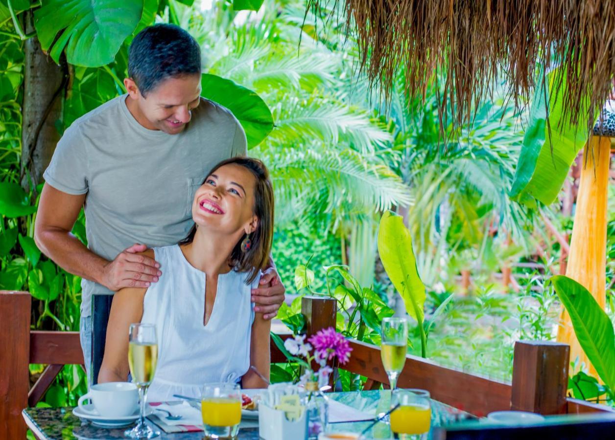 Magic Blue Spa Boutique Hotel Adults Only بلايا ديل كارمن المظهر الخارجي الصورة A couple at a resort