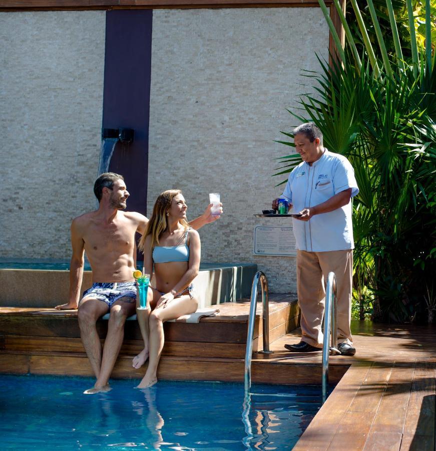 Magic Blue Spa Boutique Hotel Adults Only بلايا ديل كارمن المظهر الخارجي الصورة A butler serving drinks at a resort