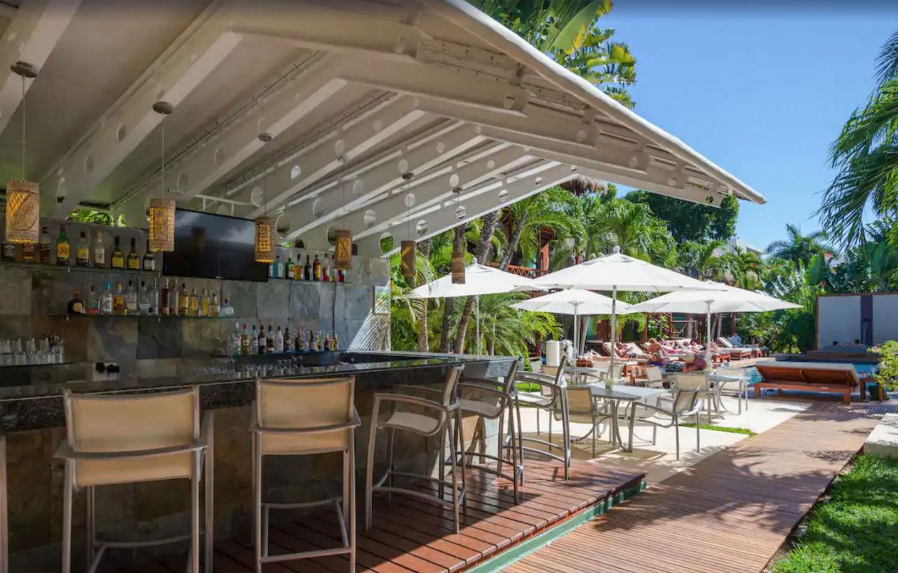 Magic Blue Spa Boutique Hotel Adults Only بلايا ديل كارمن المظهر الخارجي الصورة The pool bar at the hotel
